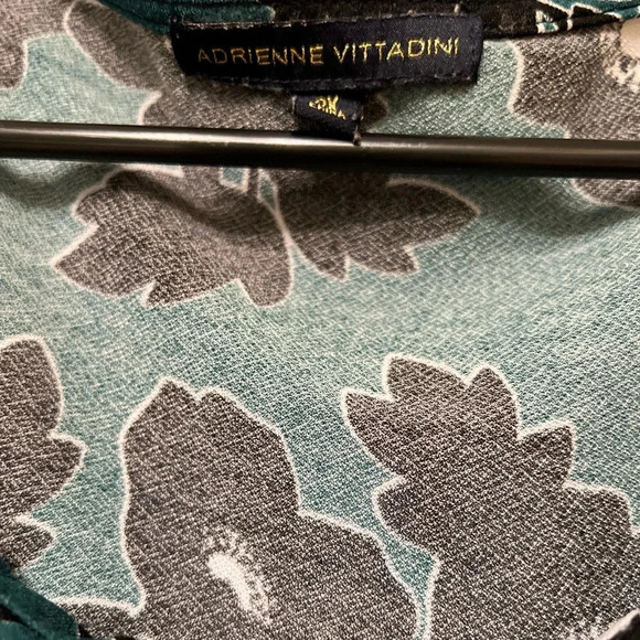 Beautiful 2X 3/4 sleeve top - Picture 4 of 6